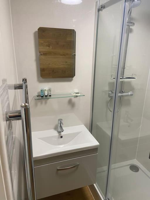 One Bedroom Ground Floor Flat Central شيشستر المظهر الخارجي الصورة